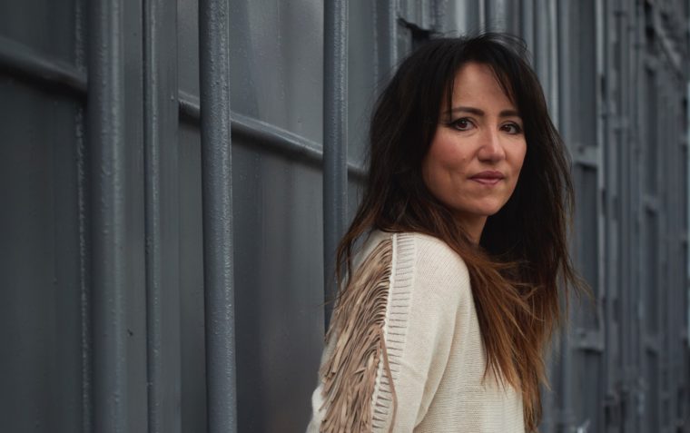 Image of KT Tunstall posing to the side