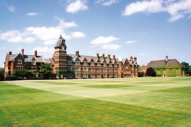 An image of Felsted School building with courtyard in the front. 